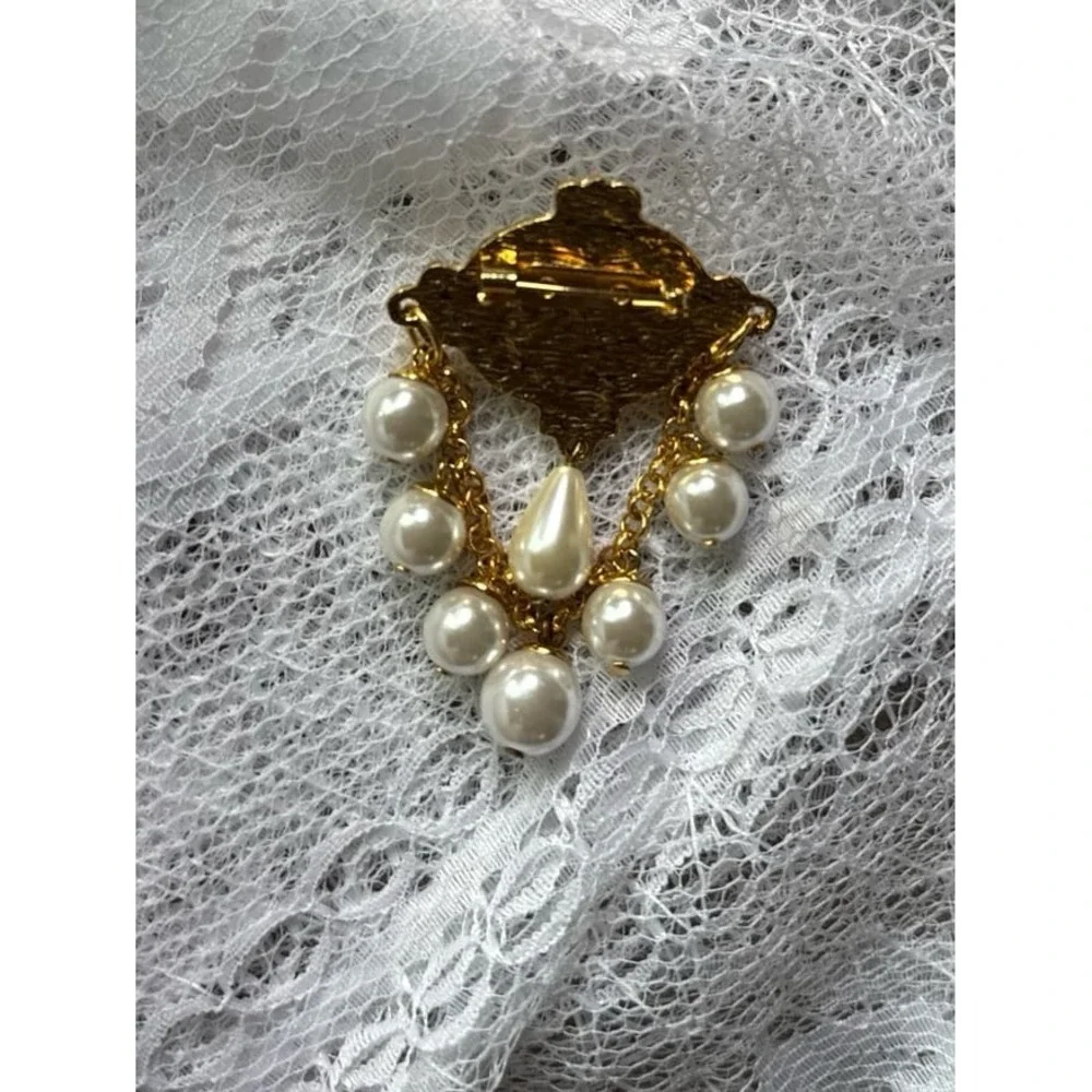 Retro Drop Faux Pearl Brooch Gold Tone And A Draping Of Pearls